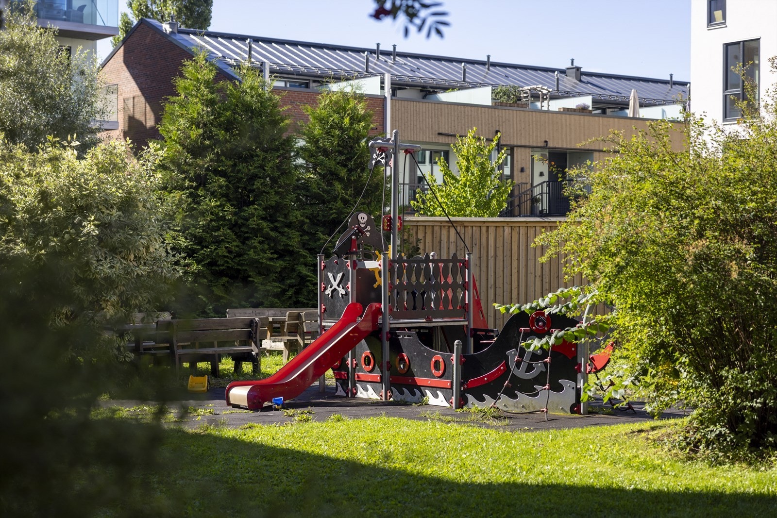 Fellesarealene har også pene grøntområder og det er godt tilrettelagt for familiens minste med lekeapparater og sandkasse. Galleribilde