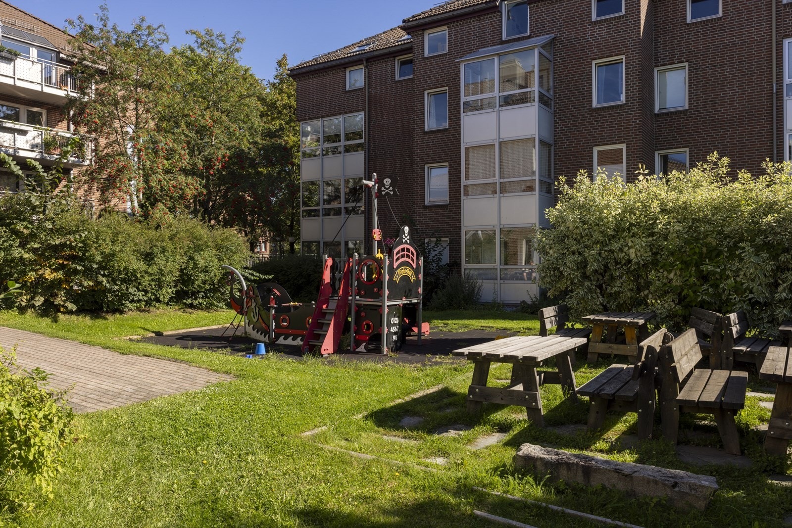 Fellesarealene har også pene grøntområder og det er godt tilrettelagt for familiens minste med lekeapparater og sandkasse. Galleribilde