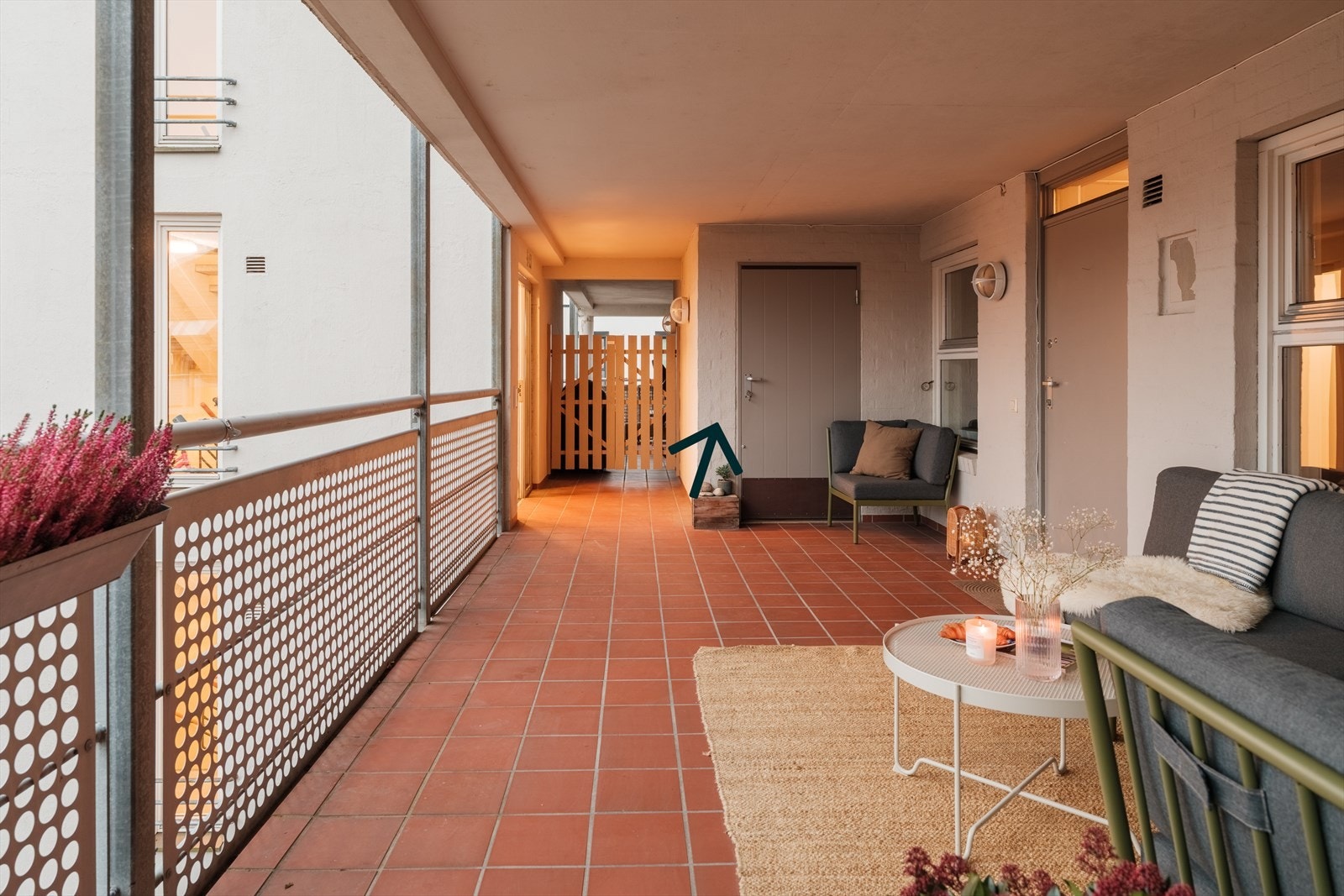 Døren der pilen peker er til den utvendige uteboden på ca. 4 kvm. Meget praktisk plassering rett utenfor leiligheten. Galleribilde