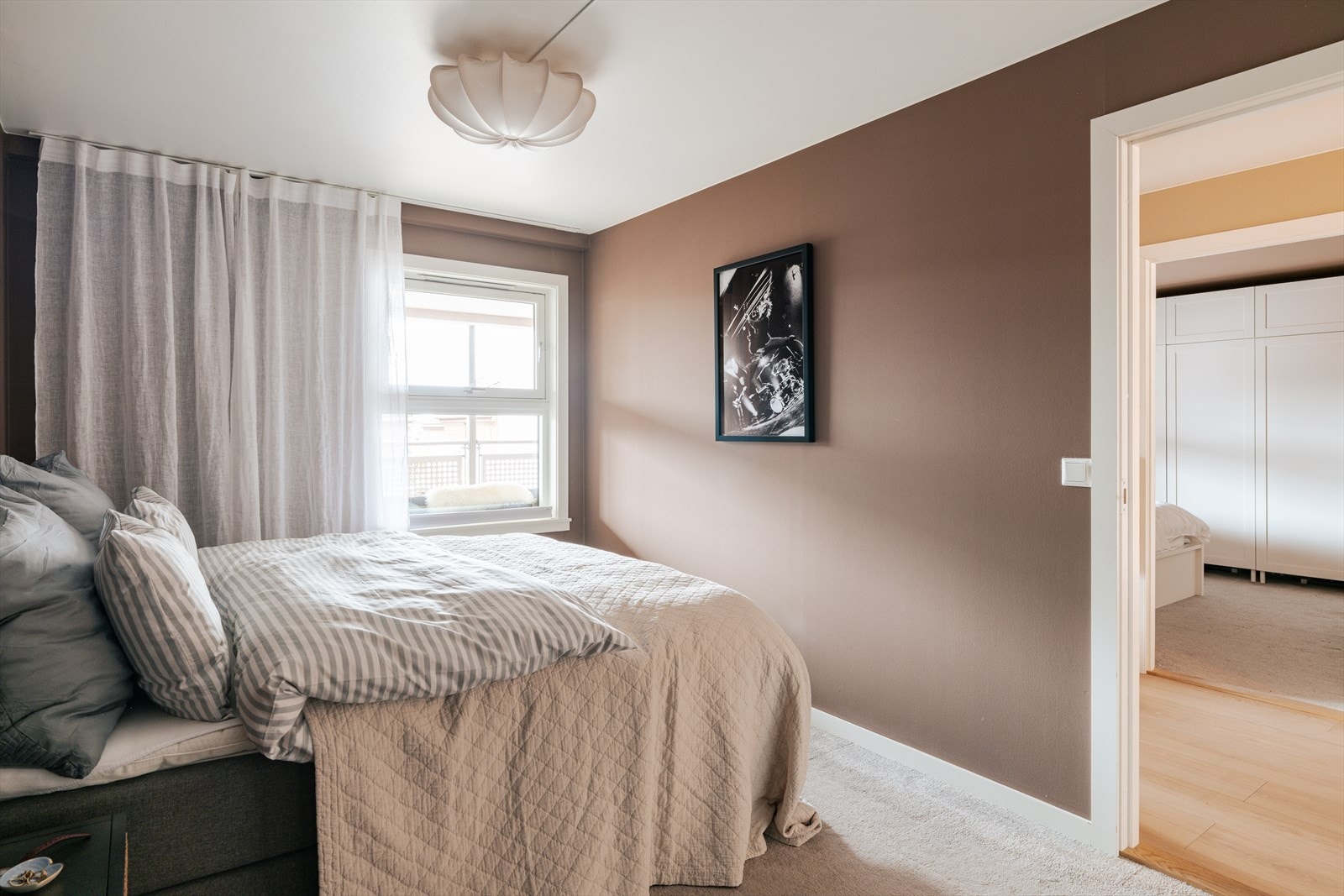 God plass til dobbeltseng, nattbord og garderobeskap. Galleribilde