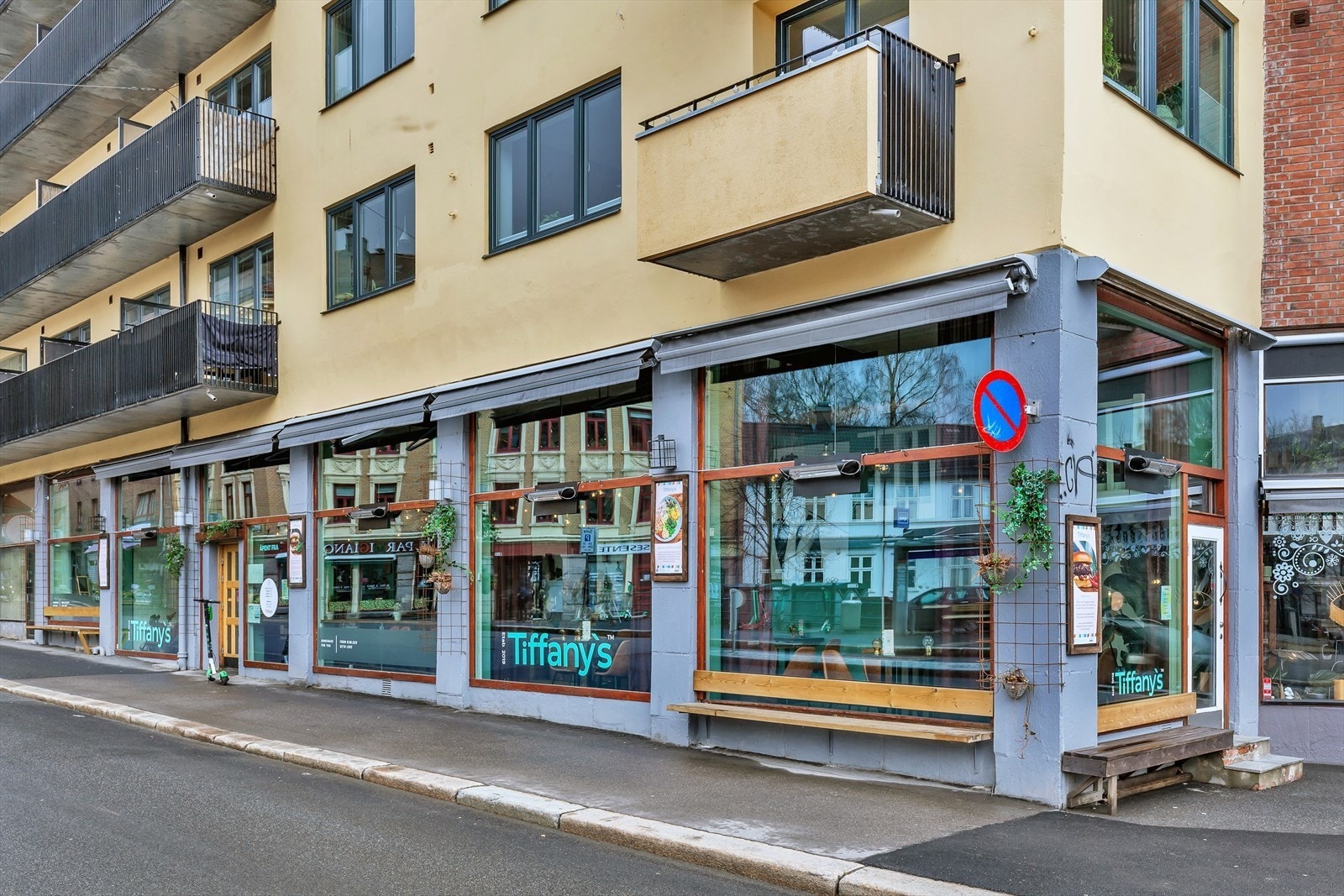 Området har et rikt og variert butikk-, service- og kulturtilbud, for både store og små. Her er bl.a. Bjølsen bakeri, Folkvang, Kaffebrenneriet, Mat & Mer, Sofies Hage, Mysterud Bar, MENY dagligvare m.m. Galleribilde