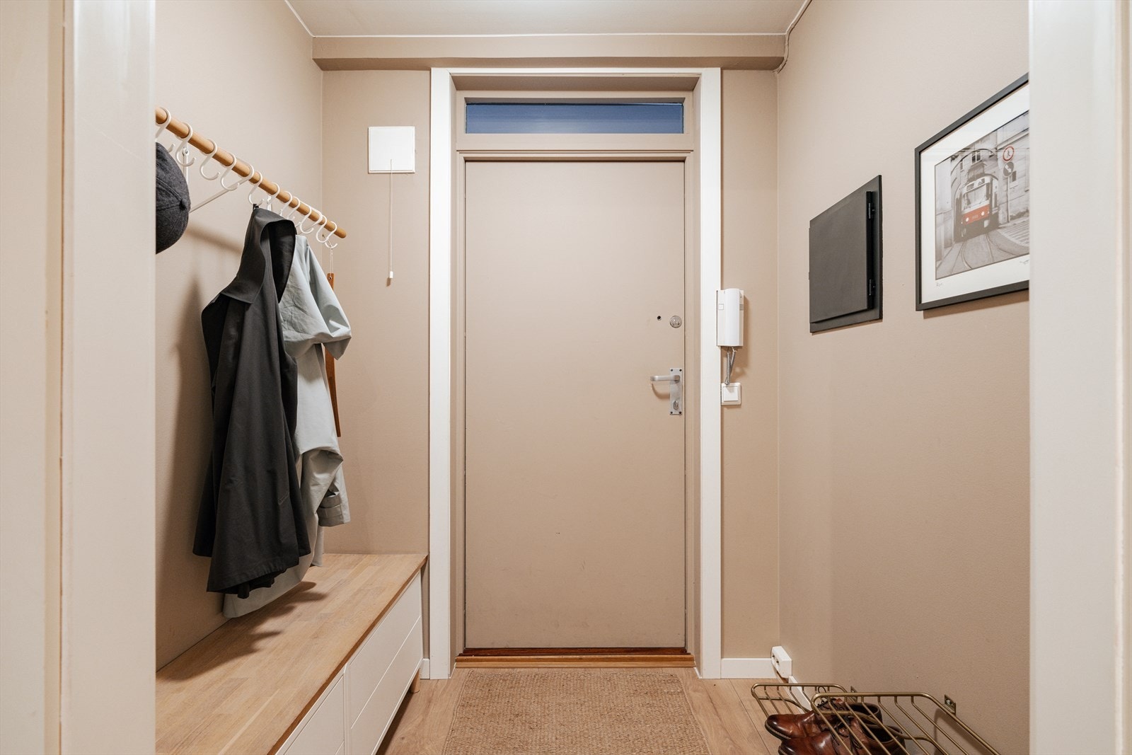 Inngangsparti med god plass til oppheng av jakker og sko. Enkel adkomst til leiligheten via svalgang, heis opp til etasjeplan. Sikringsskap med automatsikringer. Galleribilde