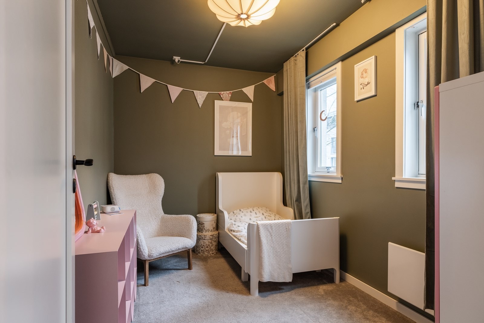 Teppefliser og malte vegger. God størrelse på rommet med plass til seng, skrivebord og garderobeløsning. Galleribilde