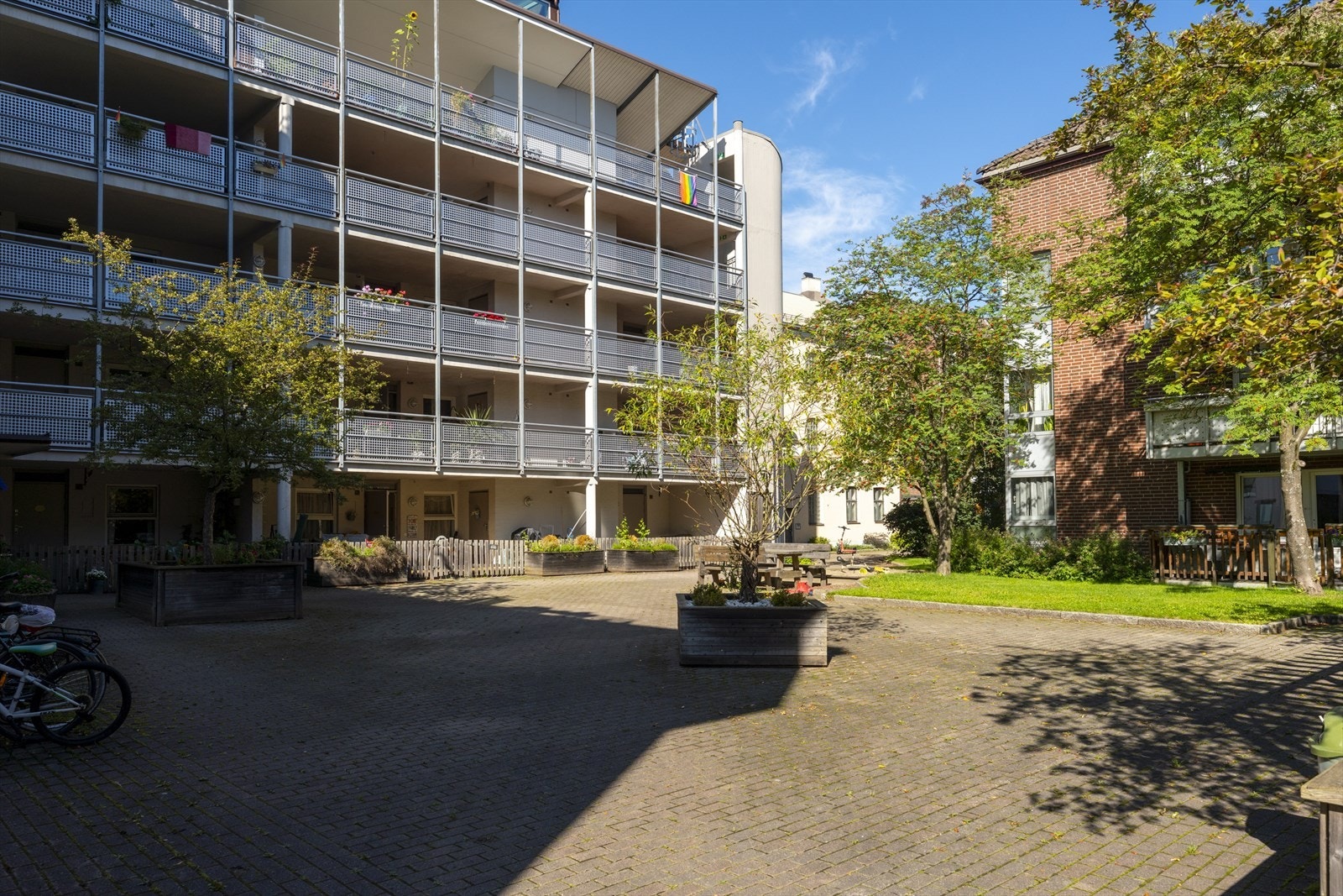 Adkomst til oppgangen fra indre gårdsrom. Galleribilde