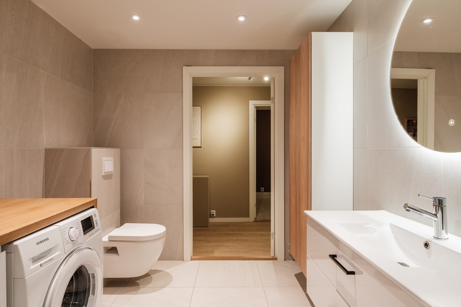 Badet har en praktisk plassering midt i leiligheten, med kort vei fra alle rom. Galleribilde