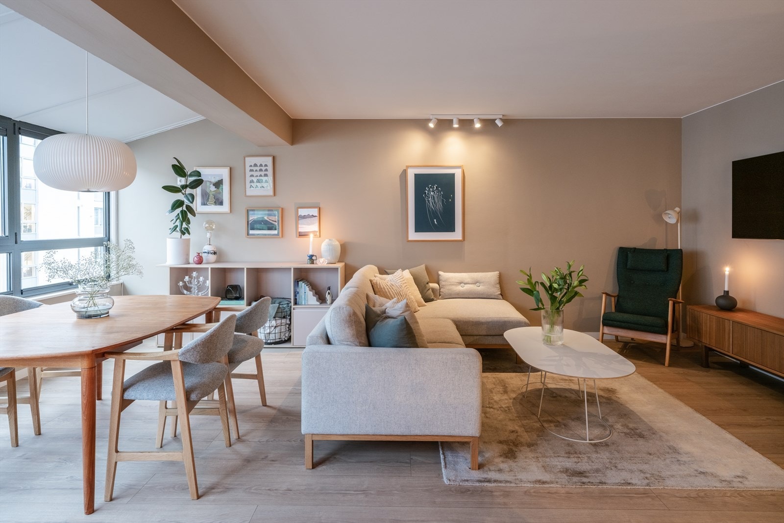 Naturlig plass til både spisebord og sofagruppe i stuen. Galleribilde