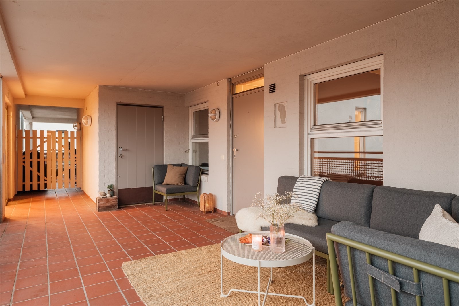 Her er det god plass for hjørnesofa og bord. Svalgangen har flislagt gulv og metallrekkverk ut mot trivelig, velstelt felles gårdsplass. Galleribilde