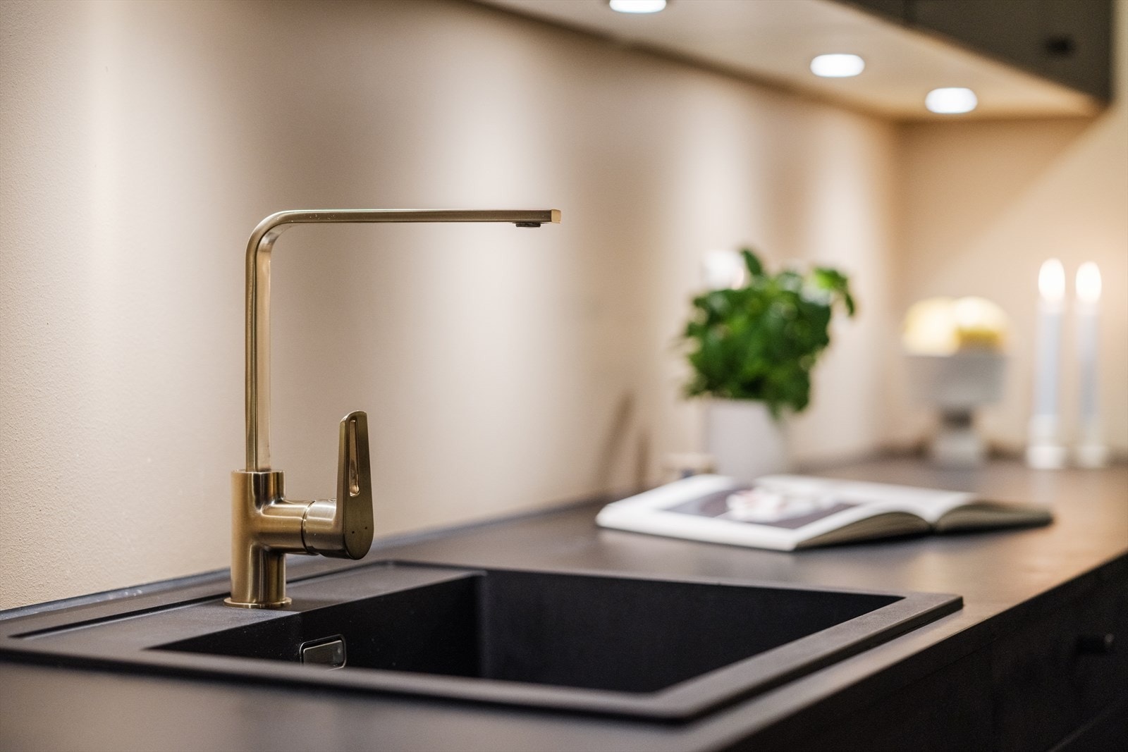 Godt med belysning under overskap gir gode "arbeidsforhold". Galleribilde