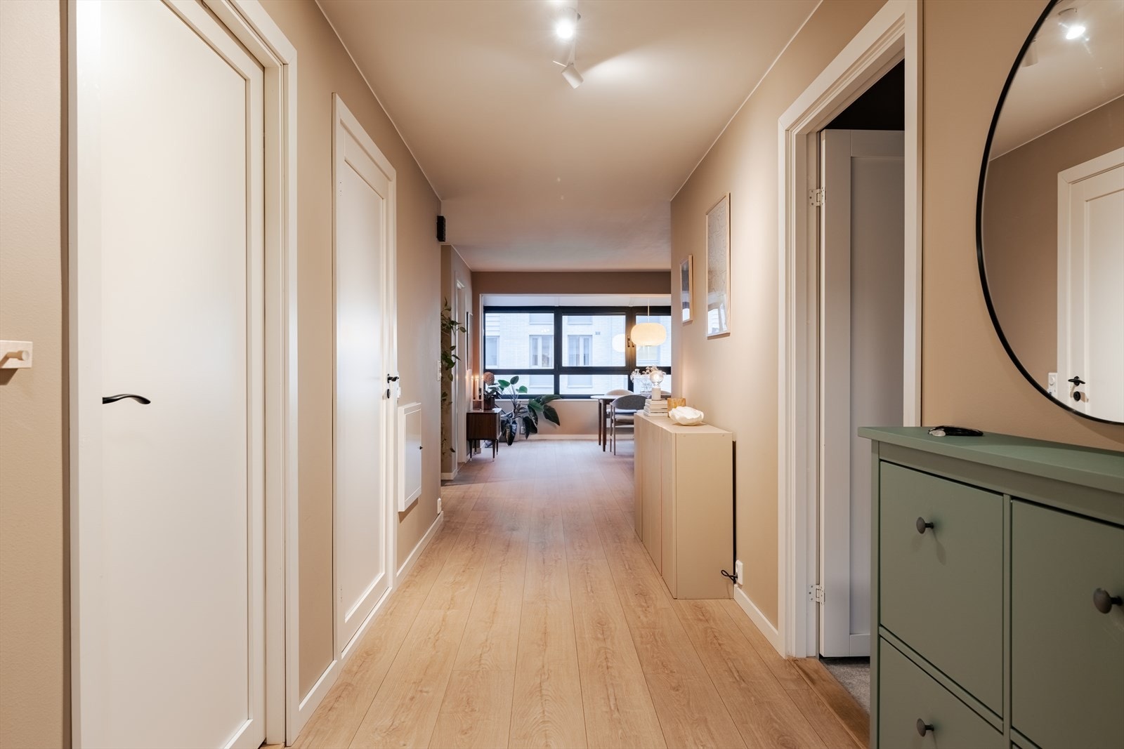 Mellomgang. Galleribilde