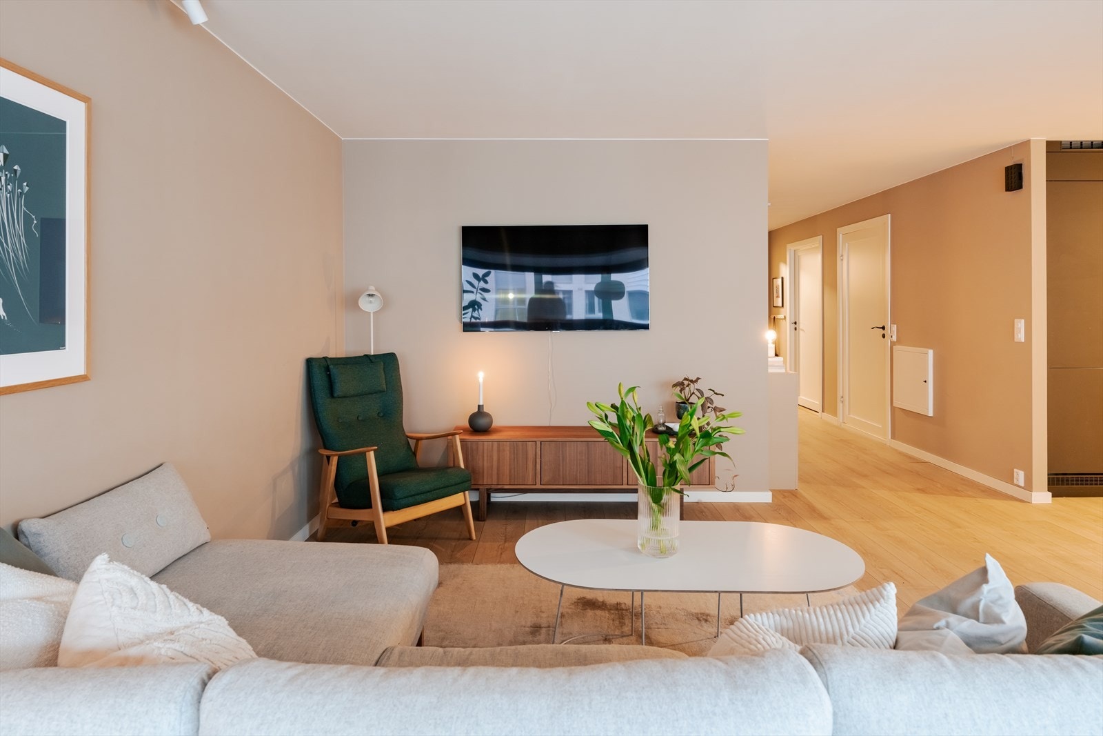 Perfekt plassering av TV og TV-benk rett ovenfor sofagruppen. Galleribilde