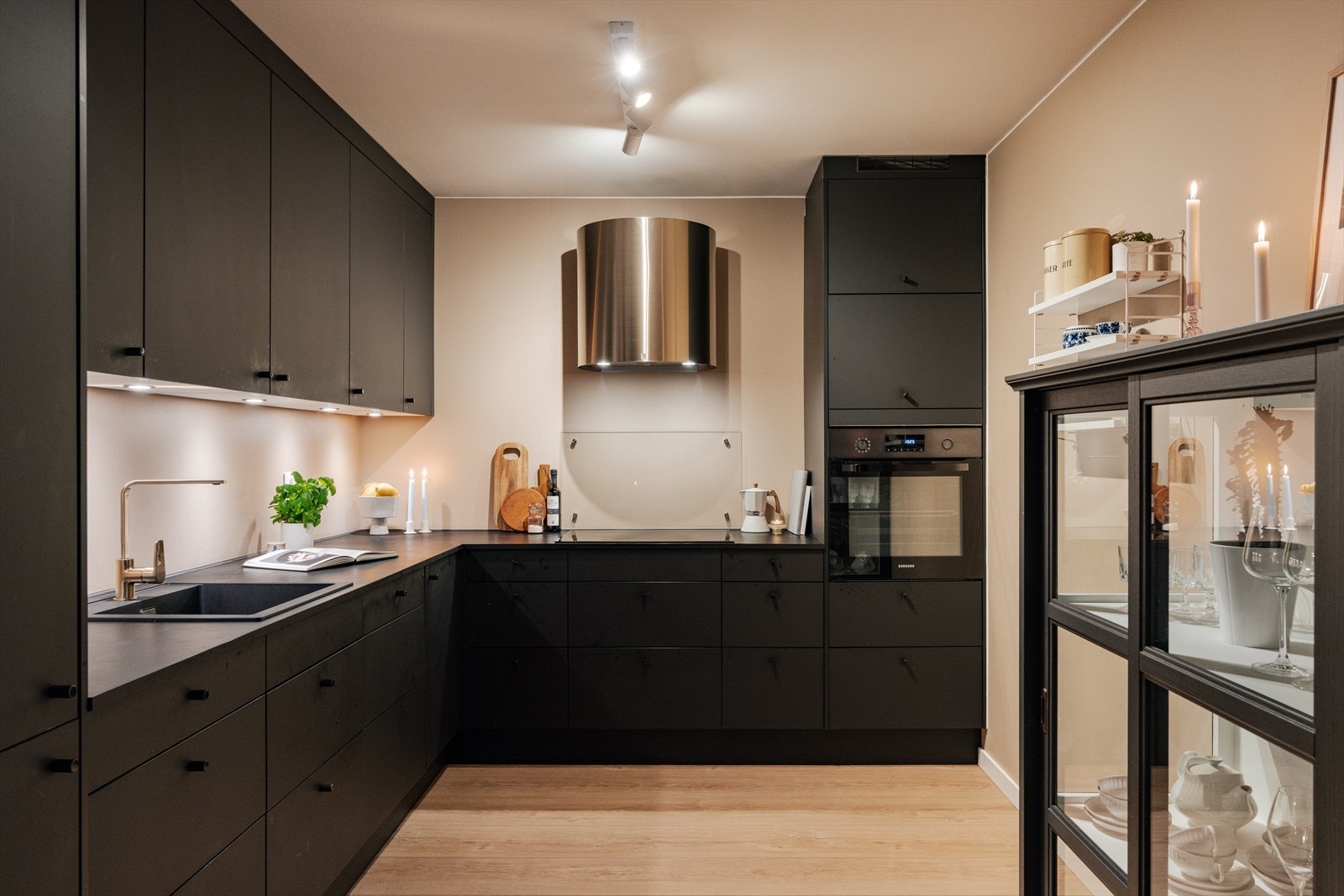 Gjennomført kjøkken med nyere innredning fra 2020. Galleribilde