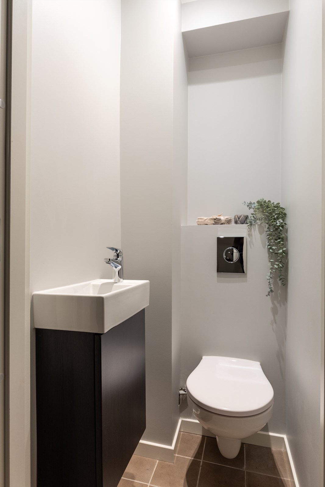 Separat WC i gang med ny servant og servantskap Galleribilde