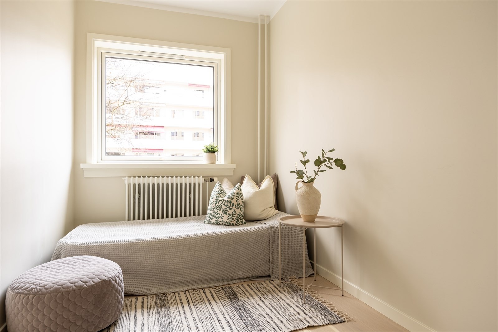 Soverom to med plass til seng og garderobe. Perfekt som barnerom, gjesterom eller kontor Galleribilde