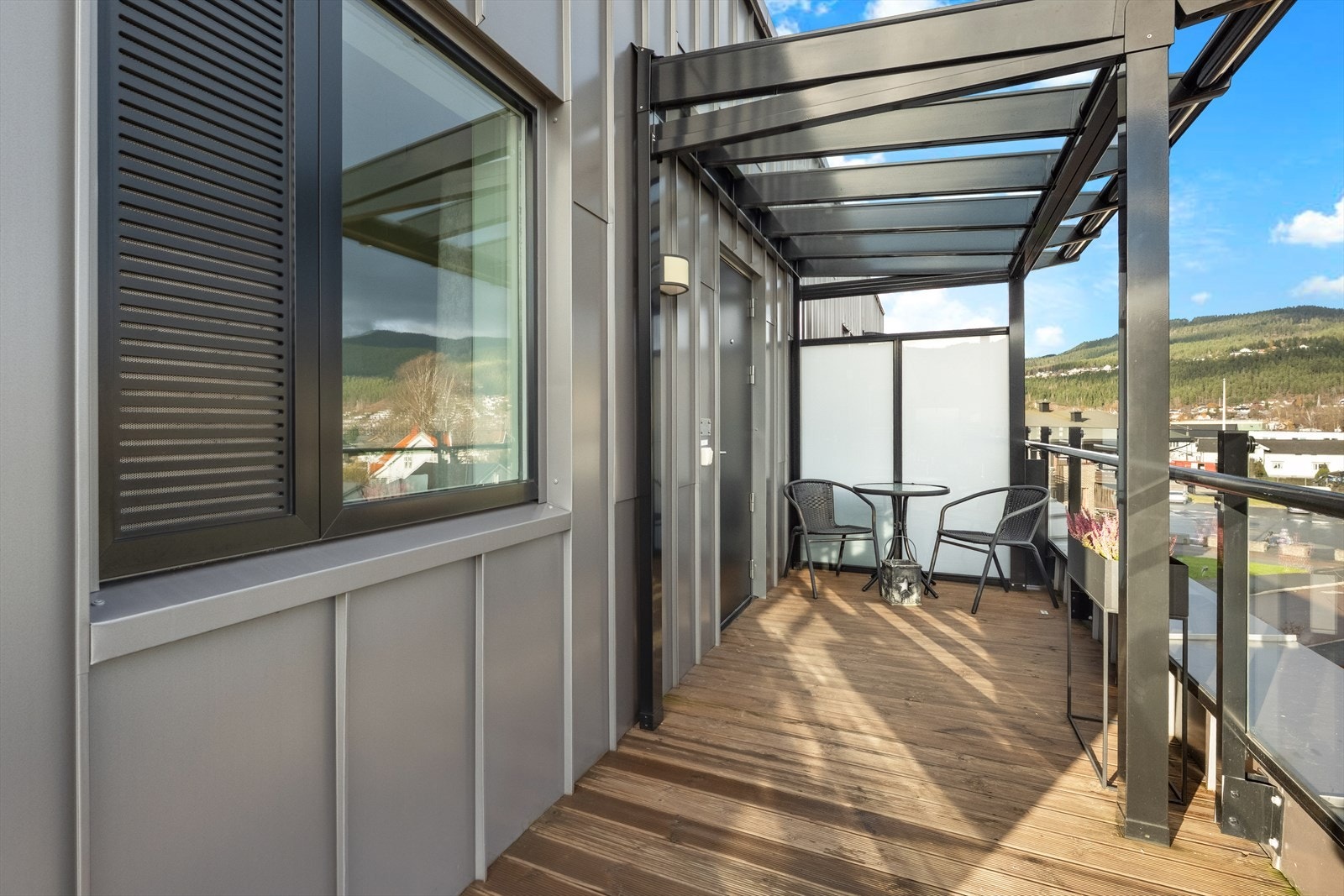 Ved inngangspartiet til denne leiligheten Galleribilde