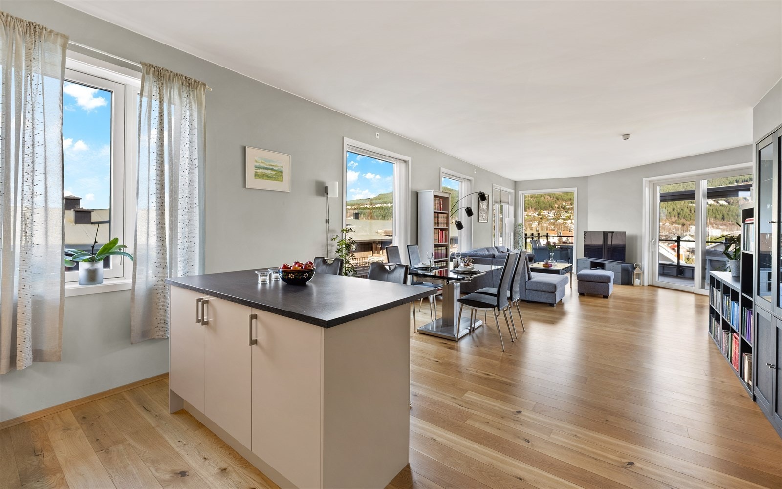 Fra kjøkkenet mot stuen Galleribilde