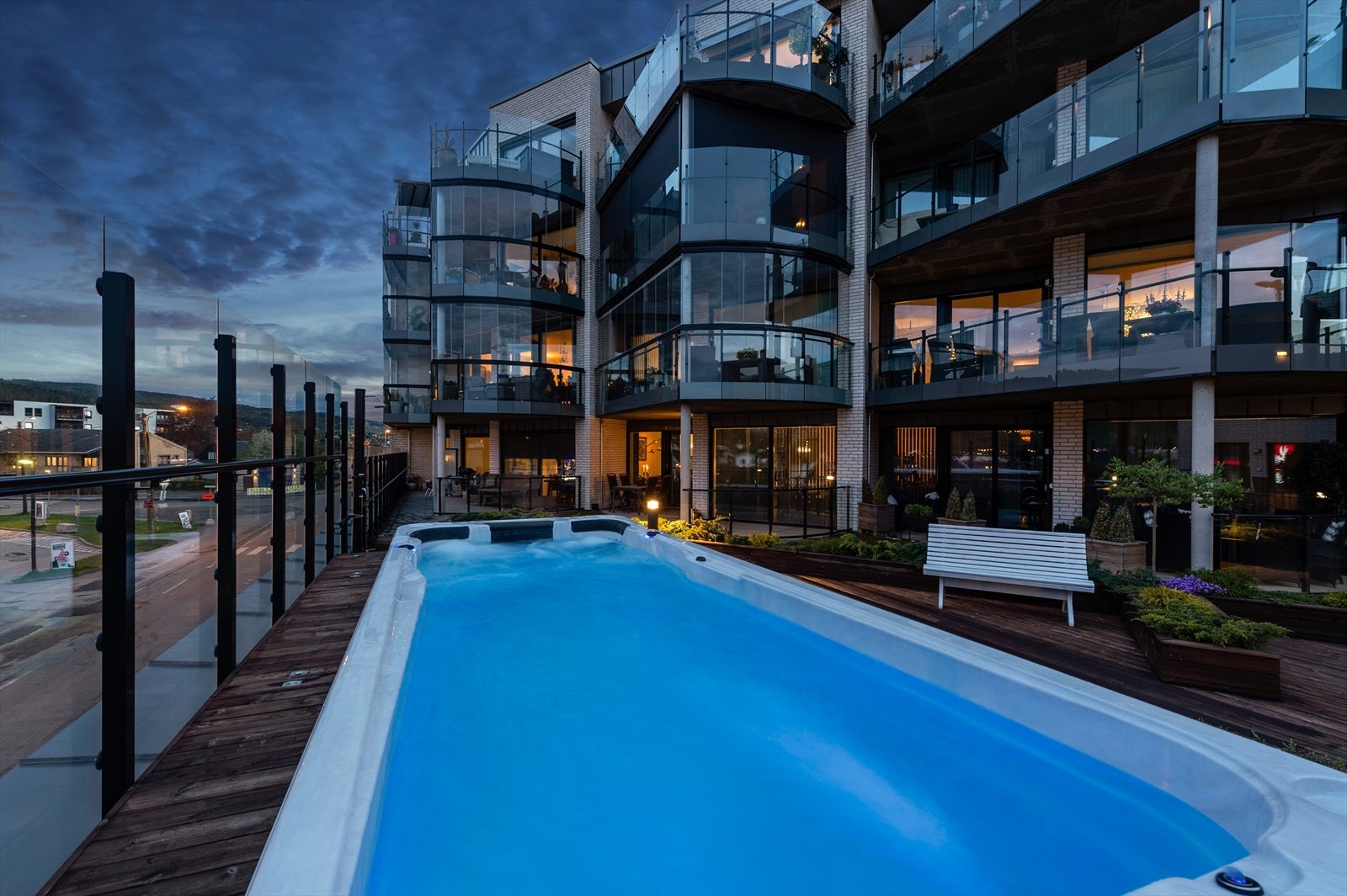 Det flotte fellesområdet med oppvarmet basseng Galleribilde