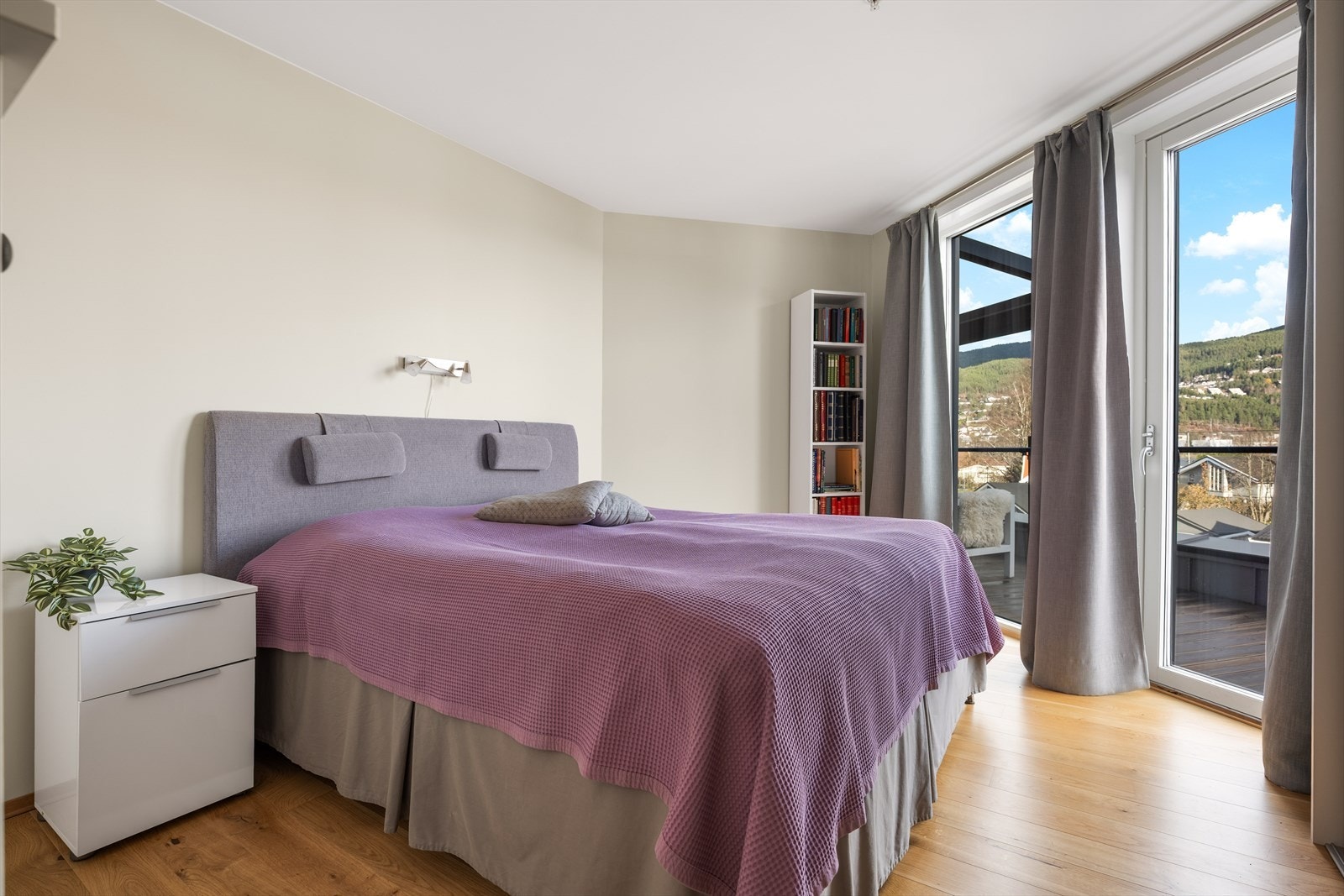 Det store soverommet med skyvedørsgarderobe Galleribilde