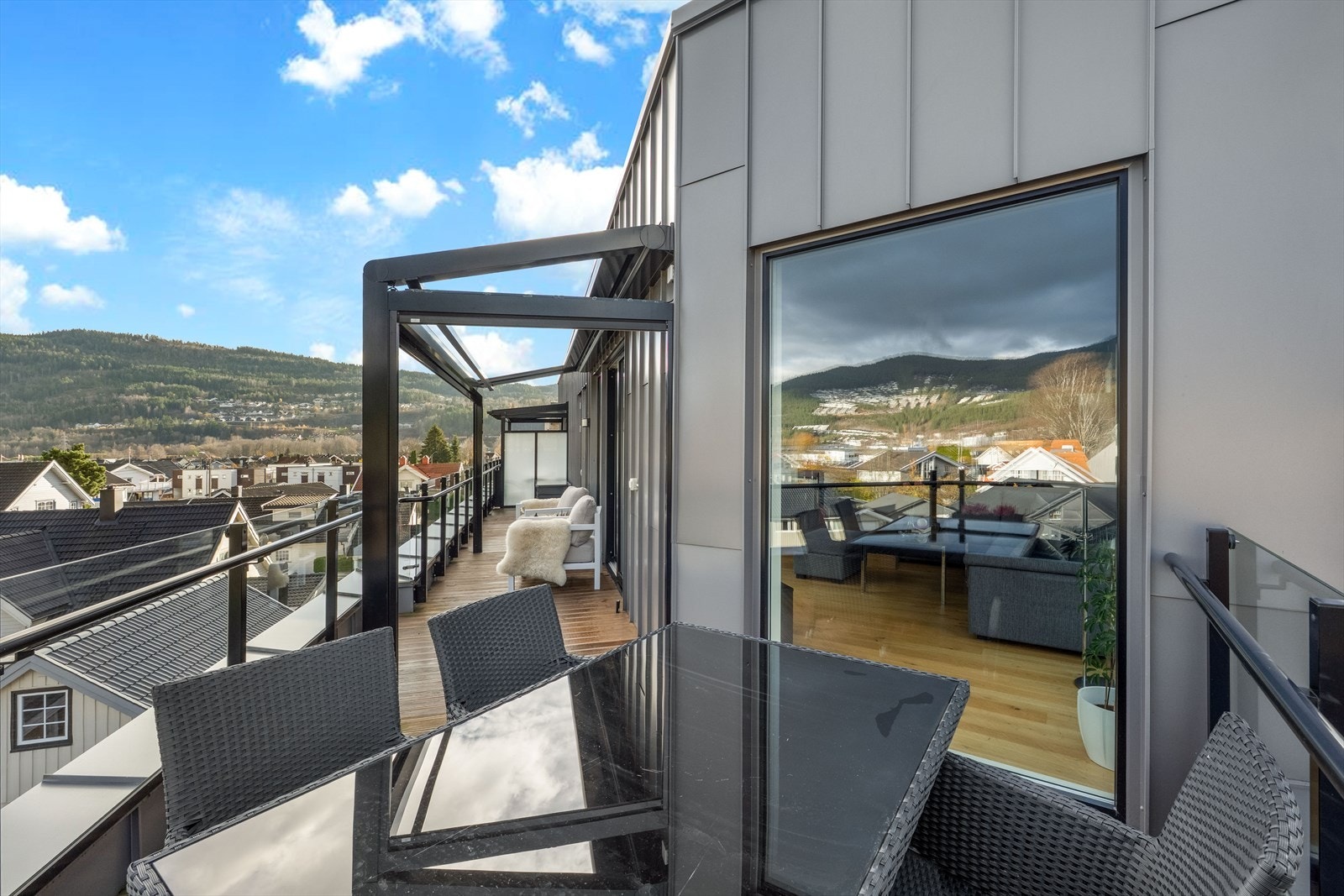 Det er satt opp en flott terassemarkise Galleribilde