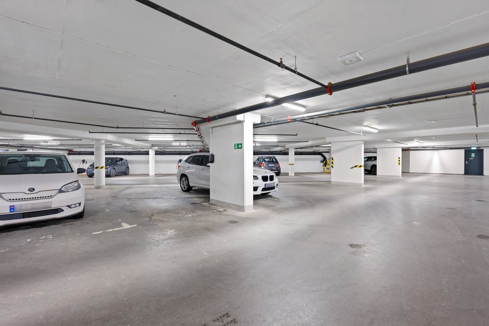 Egen parkeringsplass med el-billader Galleribilde