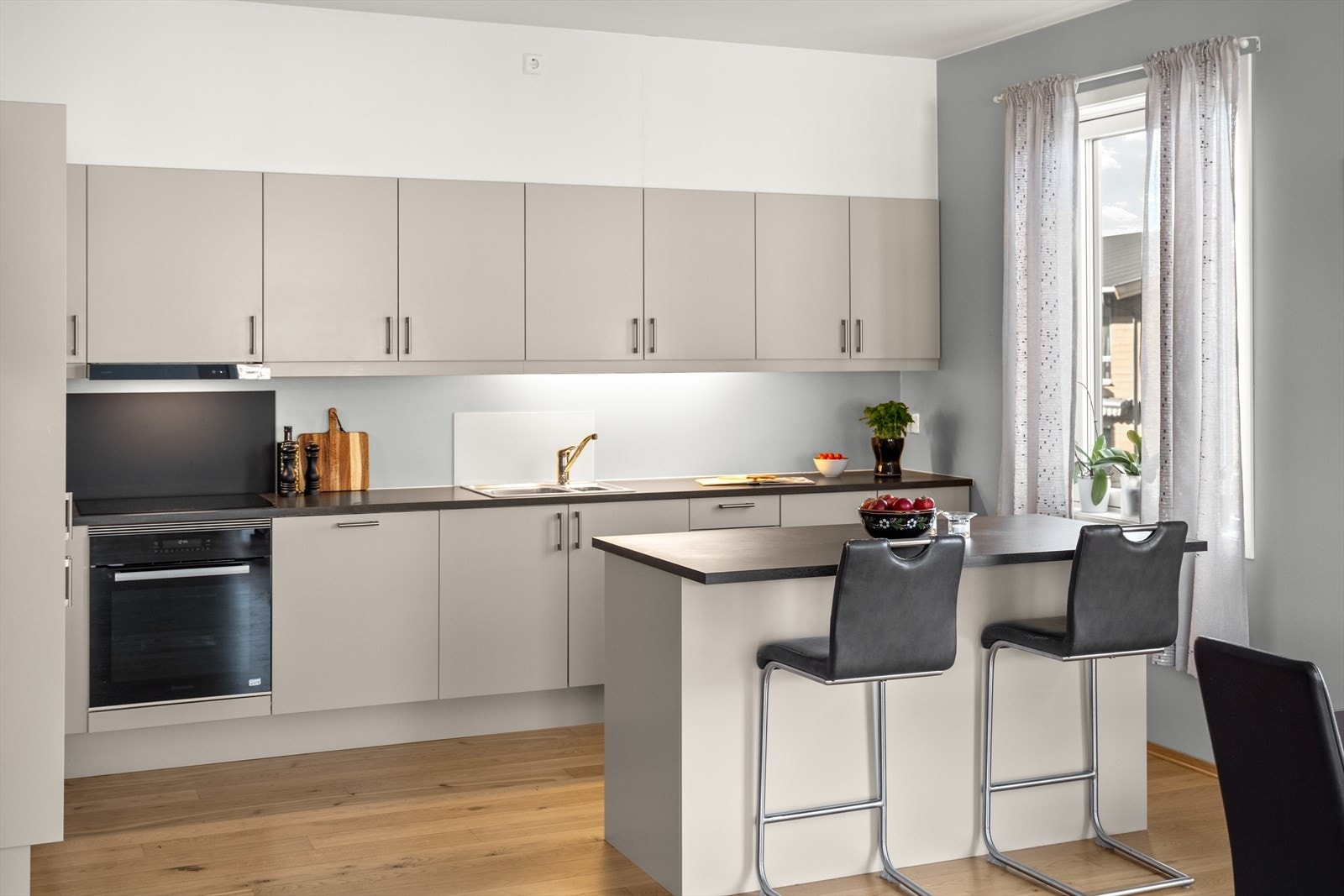 Kjøkken med delikat og pen innredning fra Sigdal i tidsriktig lysmalt profil Galleribilde