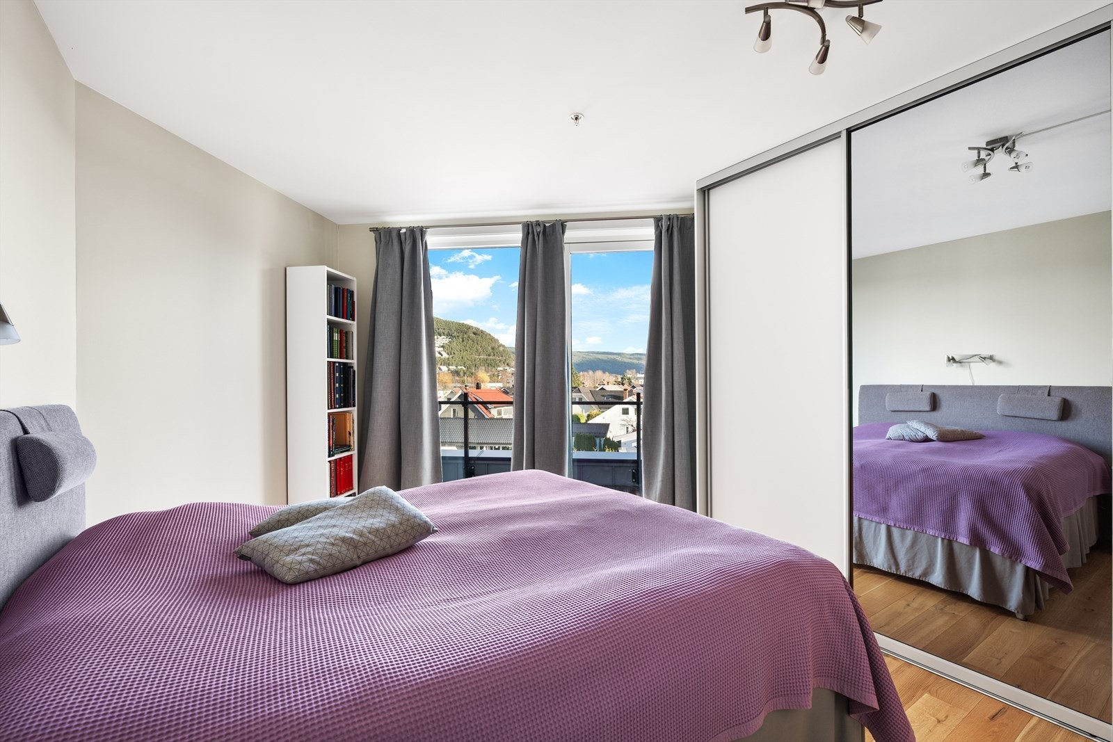 Det store soverommet med utg til terrassen Galleribilde