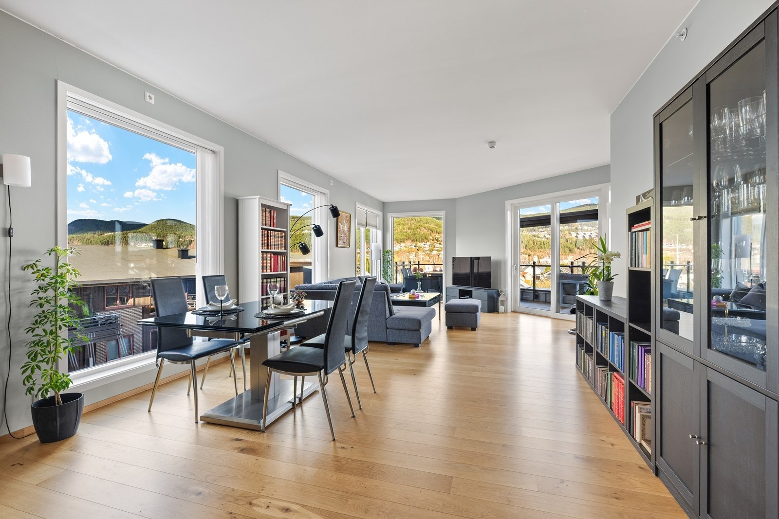 Som i øvrige oppholdsrom er det lagt pene en-stavs parkettgulv Galleribilde