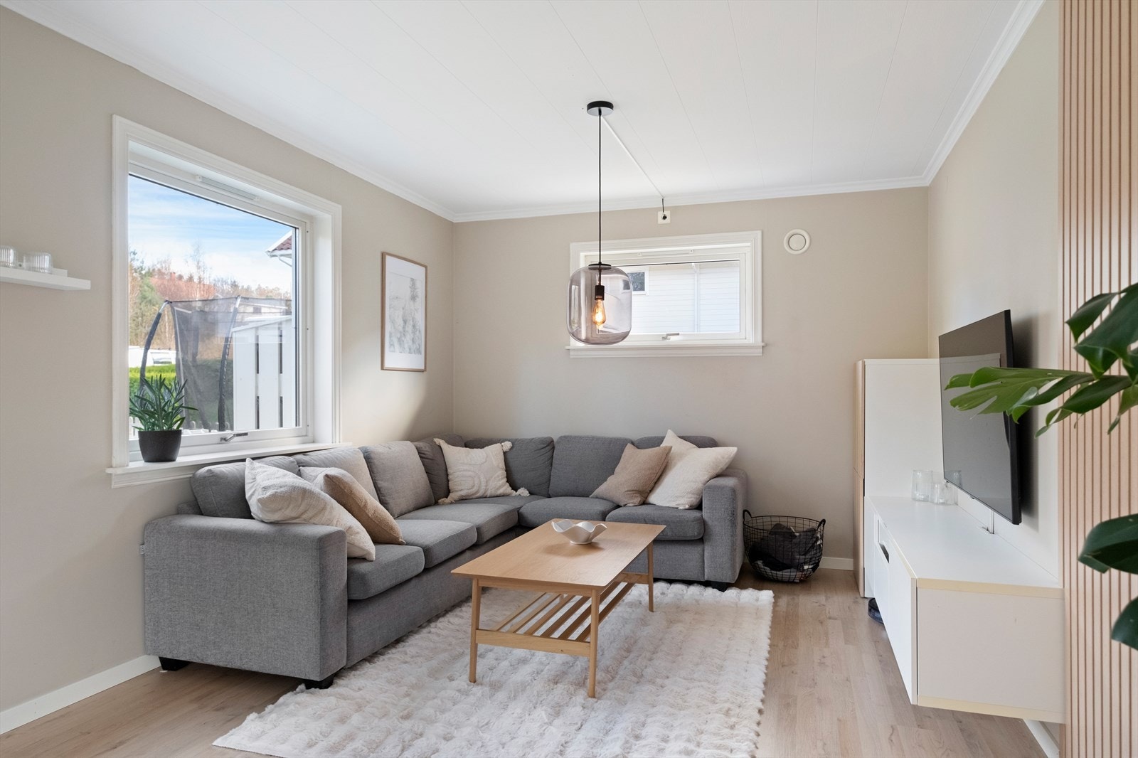 Trepanel på veggene skaper en varm og innbydende atmosfære. Galleribilde