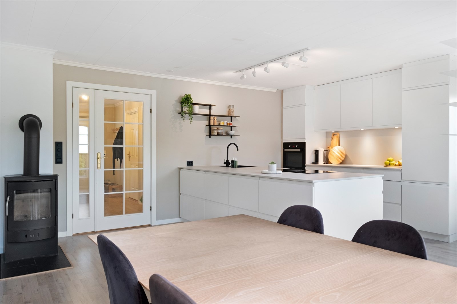 Hvitevarer er integrert i kjøkkeninnredningen for et ryddig uttrykk. Galleribilde