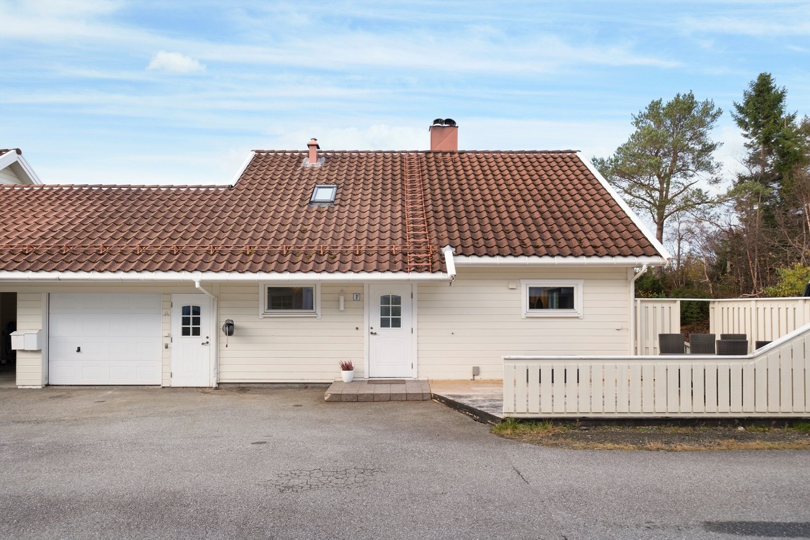 Garasjen er integrert i bygningsmassen, og det er en flislagt betongplatting foran inngangspartiet. Stor terrasse ved inngagnspartiet. Velkommen inn! Galleribilde