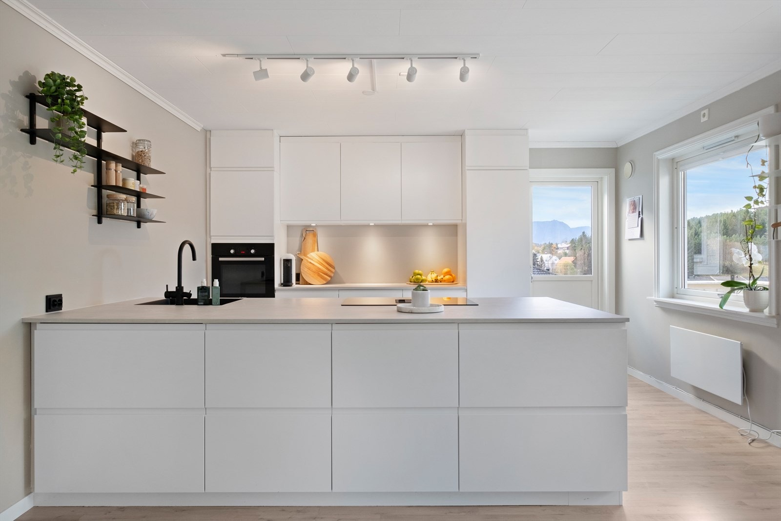 Kjøkkenet ble oppgradert i 2022 med ny innredning. Galleribilde