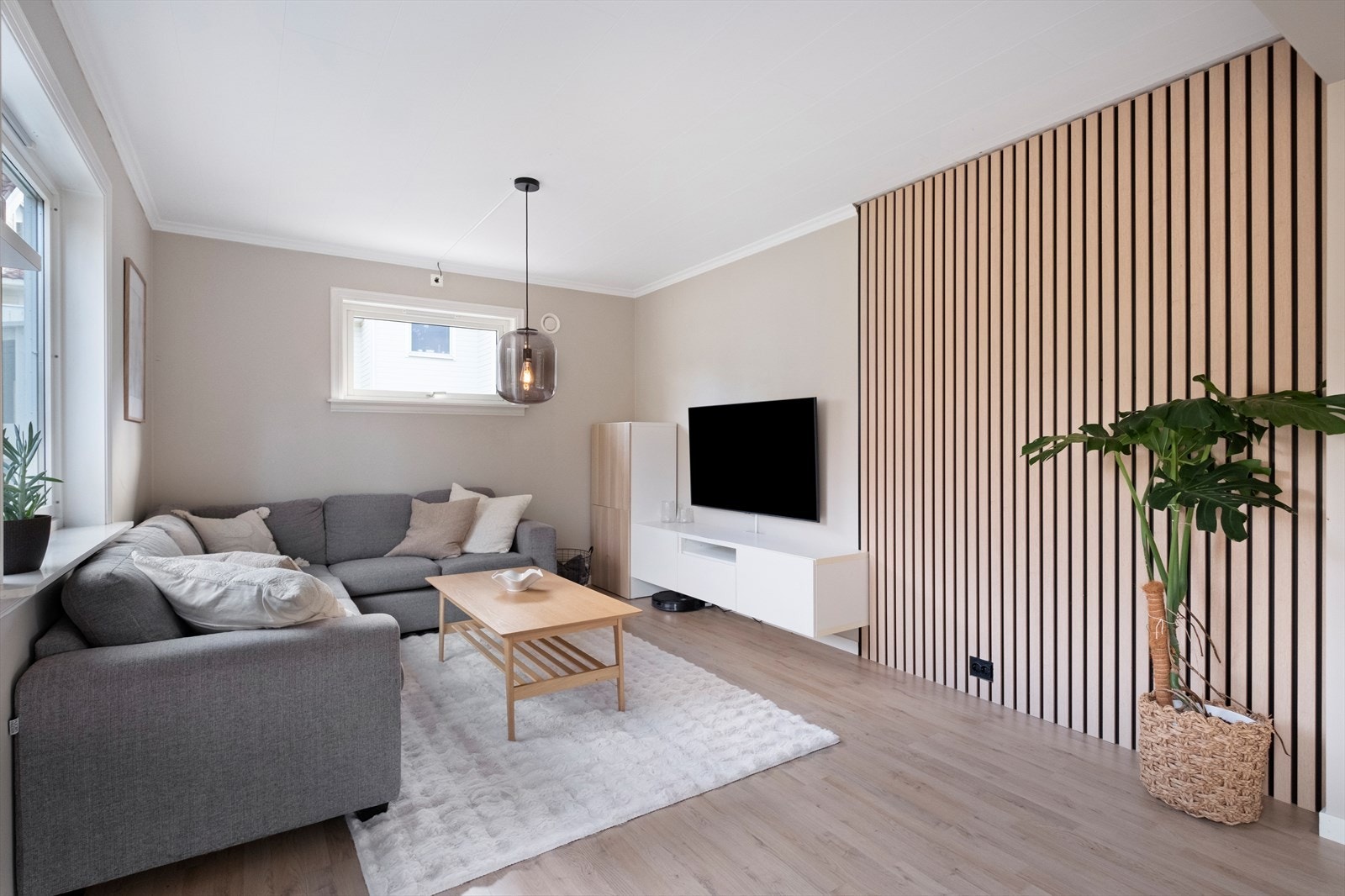 Store vindusflater gir godt med naturlig lys i stuen. Galleribilde