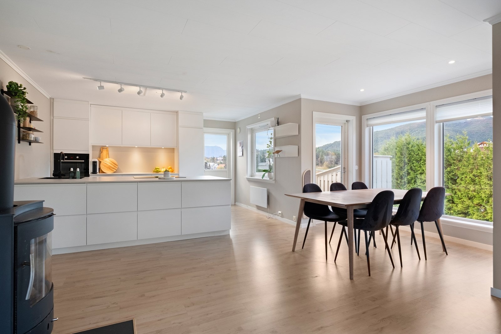 Kjøkkenet har en praktisk kjøkkenøy for ekstra arbeidsplass. Galleribilde