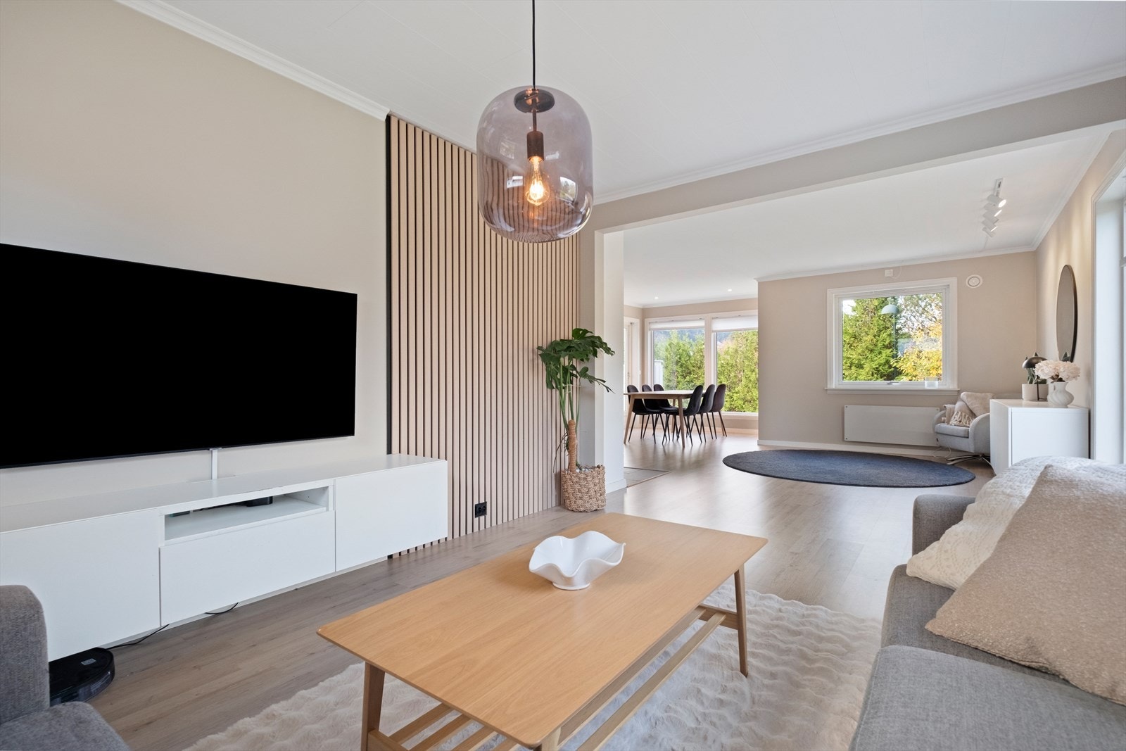 Åpen planløsning gir enkel tilgang mellom stue og kjøkken. Galleribilde