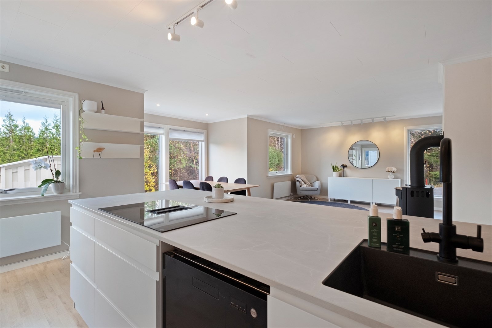 Integrert ventilator med kullfilter gir effektiv luftfiltrering. Galleribilde