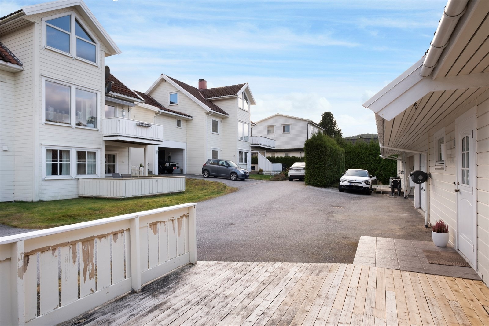 Privat stikkvei gir enkel tilkomst til boligen fra kommunal vei. Galleribilde