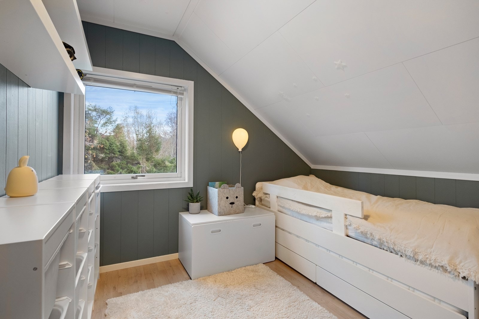 Malt panel gir et moderne preg til soverommet. Galleribilde