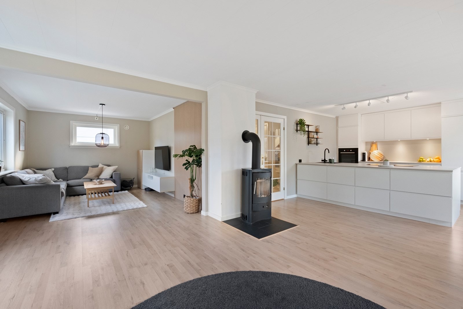 Kjøkkenet ble skiftet i 2022 og er fra Kvik. Det har overskap, underskap og høyskap, samt en kjøkkenøy. Benkeplate av laminat. Det er kjøl/fryseskap, platetopp, stekeovn og komfyrvakt.
Det er kjøkkenventilator med kullfilter som er integrert i koketopp Galleribilde