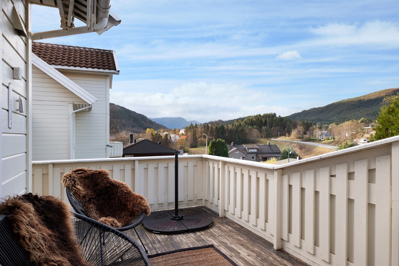 Fra verandaen kan man nyte utsikten mot omkringliggende landskap Galleribilde