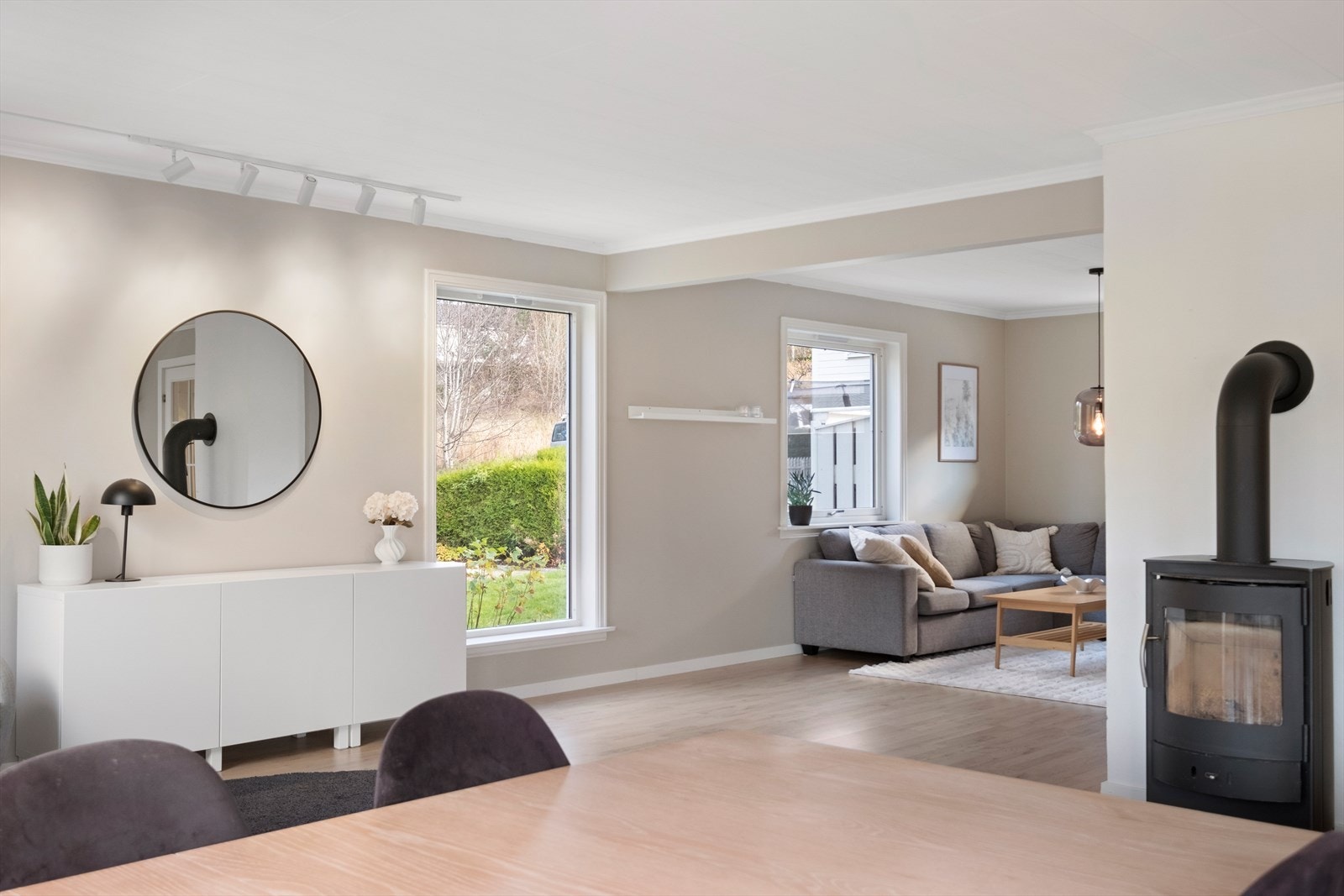 Vedovn bidrar med jevn varme i oppholdsrommet. Galleribilde