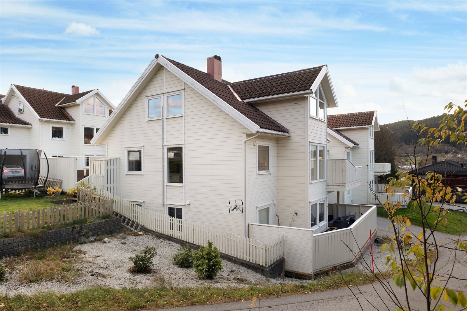 Fasaden er kledd med liggende bordkledning Galleribilde