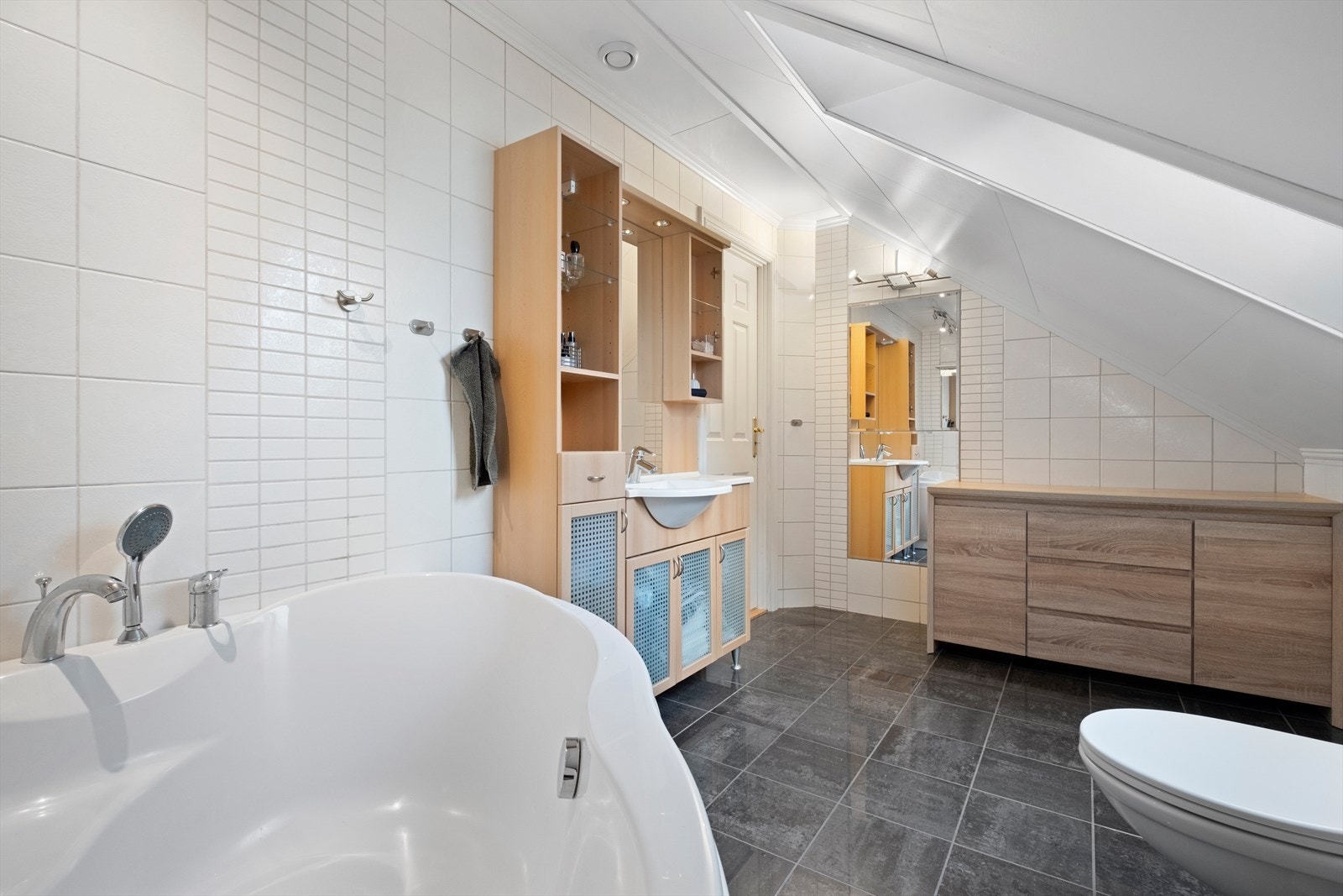 Flislagt gulv med elektriske varmekabler gir varme og komfort Galleribilde