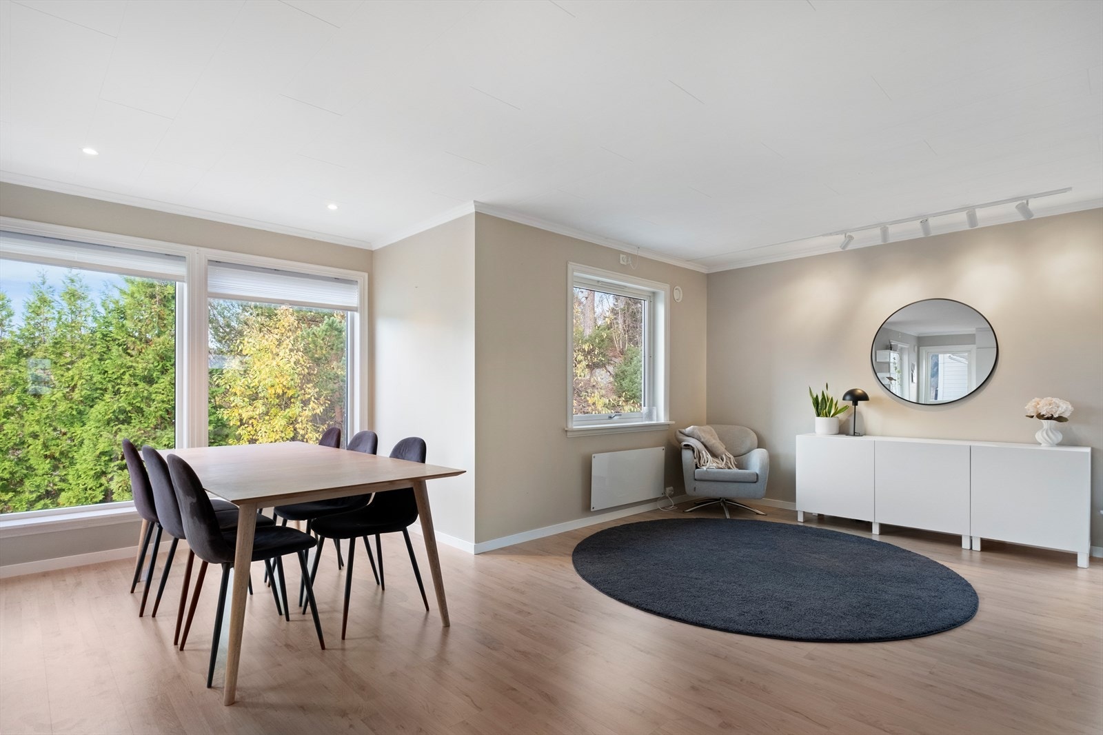 Direkte forbindelse til kjøkkenet gir en naturlig spiseplass. Galleribilde