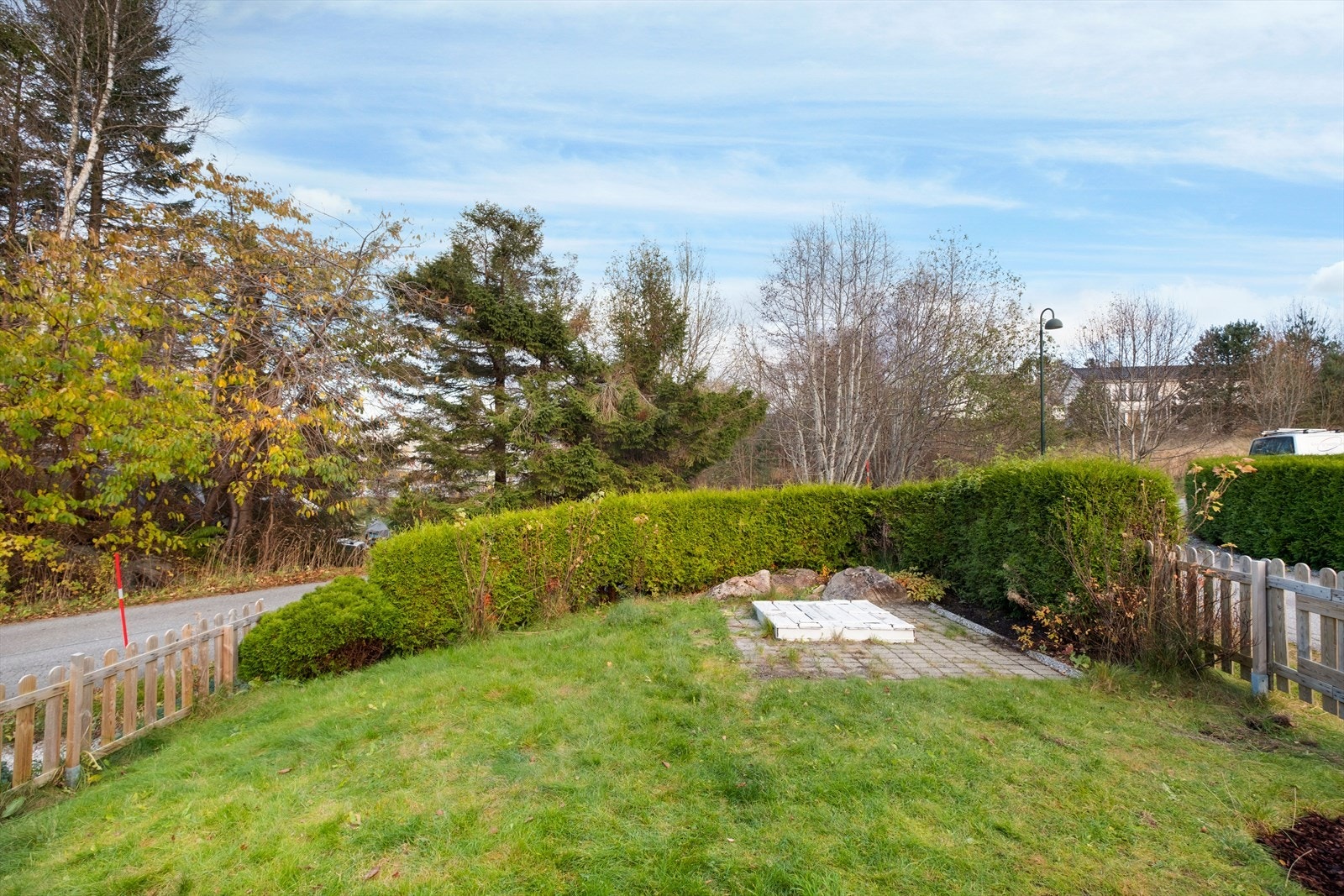 Hekk omkranser hagen og gir skjerming mot innsyn. Galleribilde