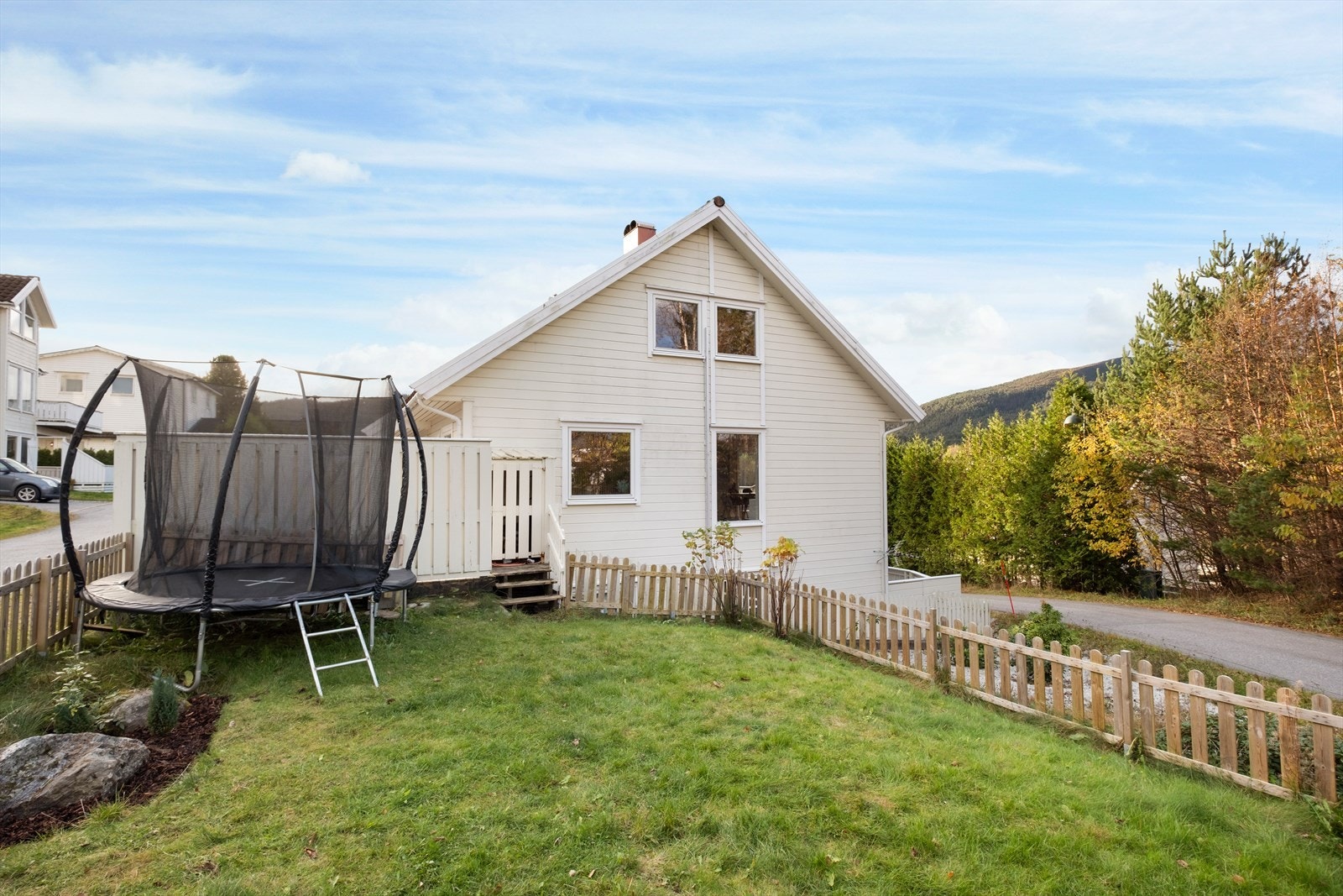 Inngjerdet hage gir et barnevennlig uteområde med god plass. Galleribilde