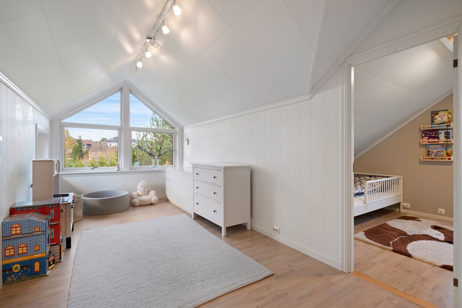 Store vindusflater gir naturlig lys til loftsrommet Galleribilde