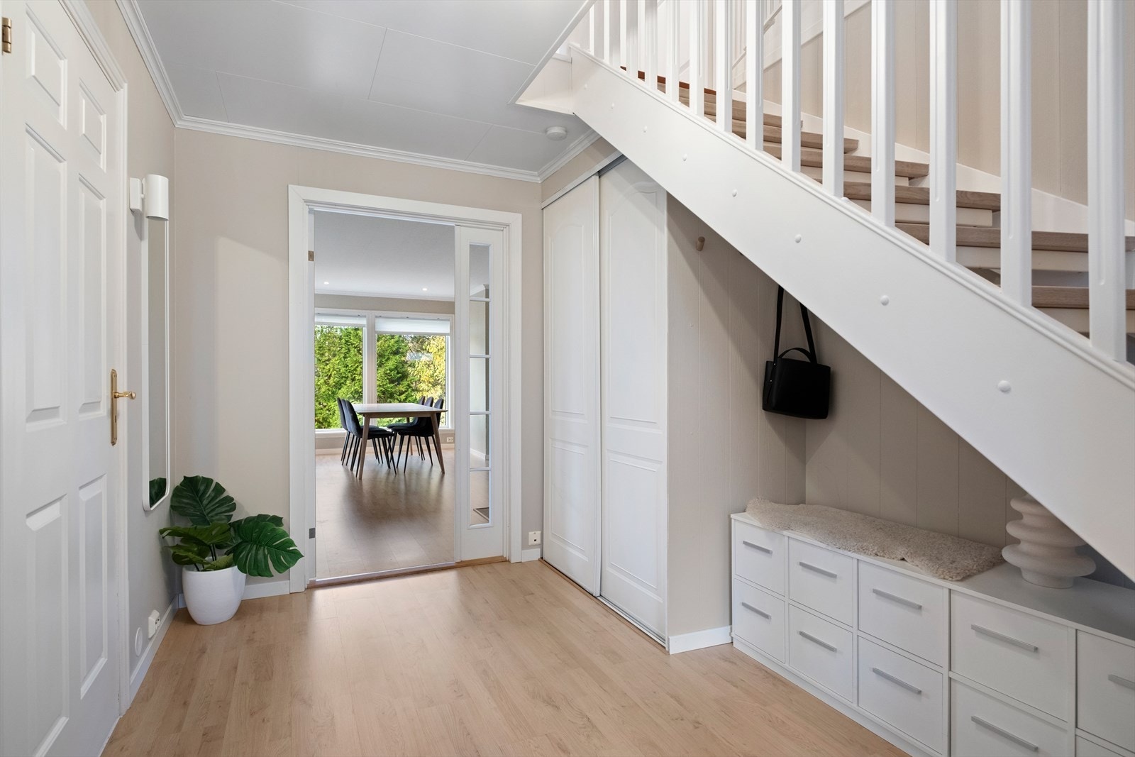 Skyvedørsgarderobe gir praktisk oppbevaring i entréen Galleribilde