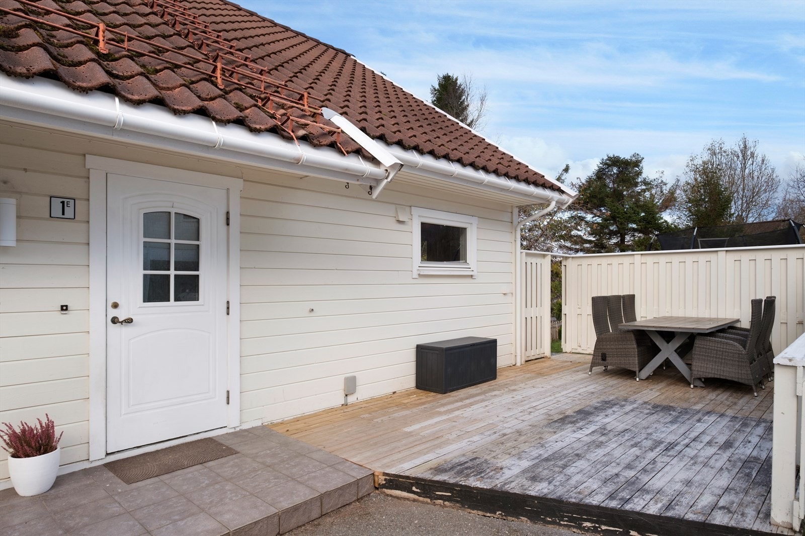 Flislagt betongplatting ved inngangspartiet Galleribilde