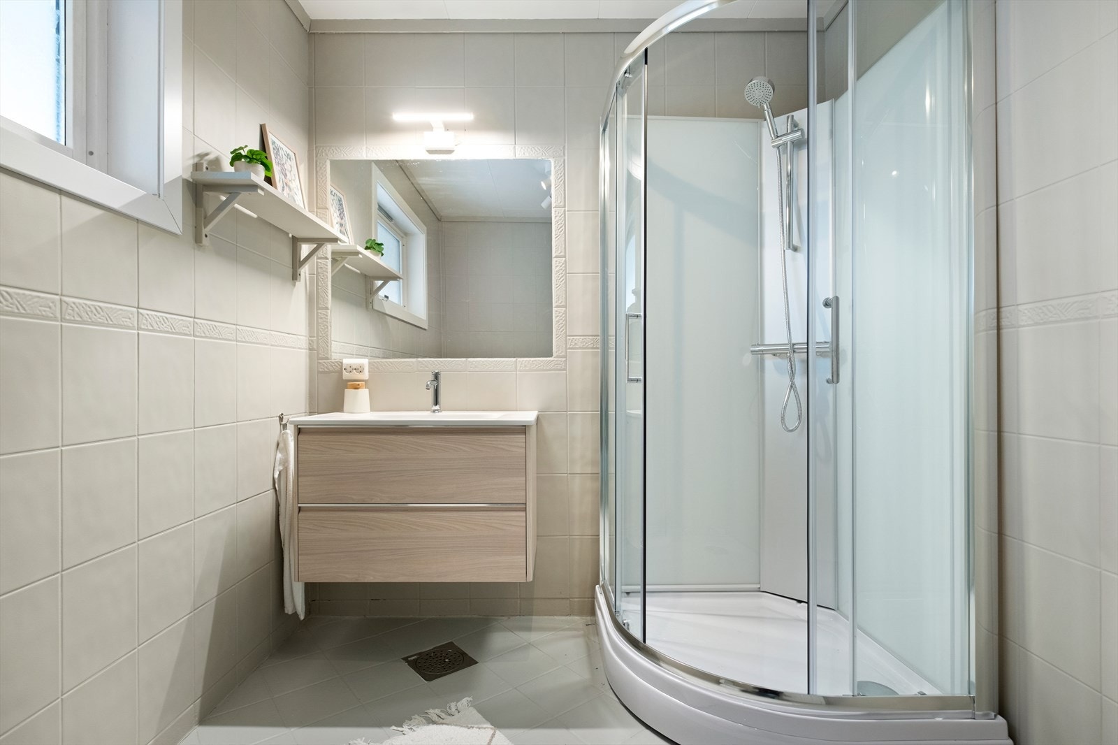 Flislagte vegger og gulv med elektriske varmekabler gir et funksjonelt bad Galleribilde