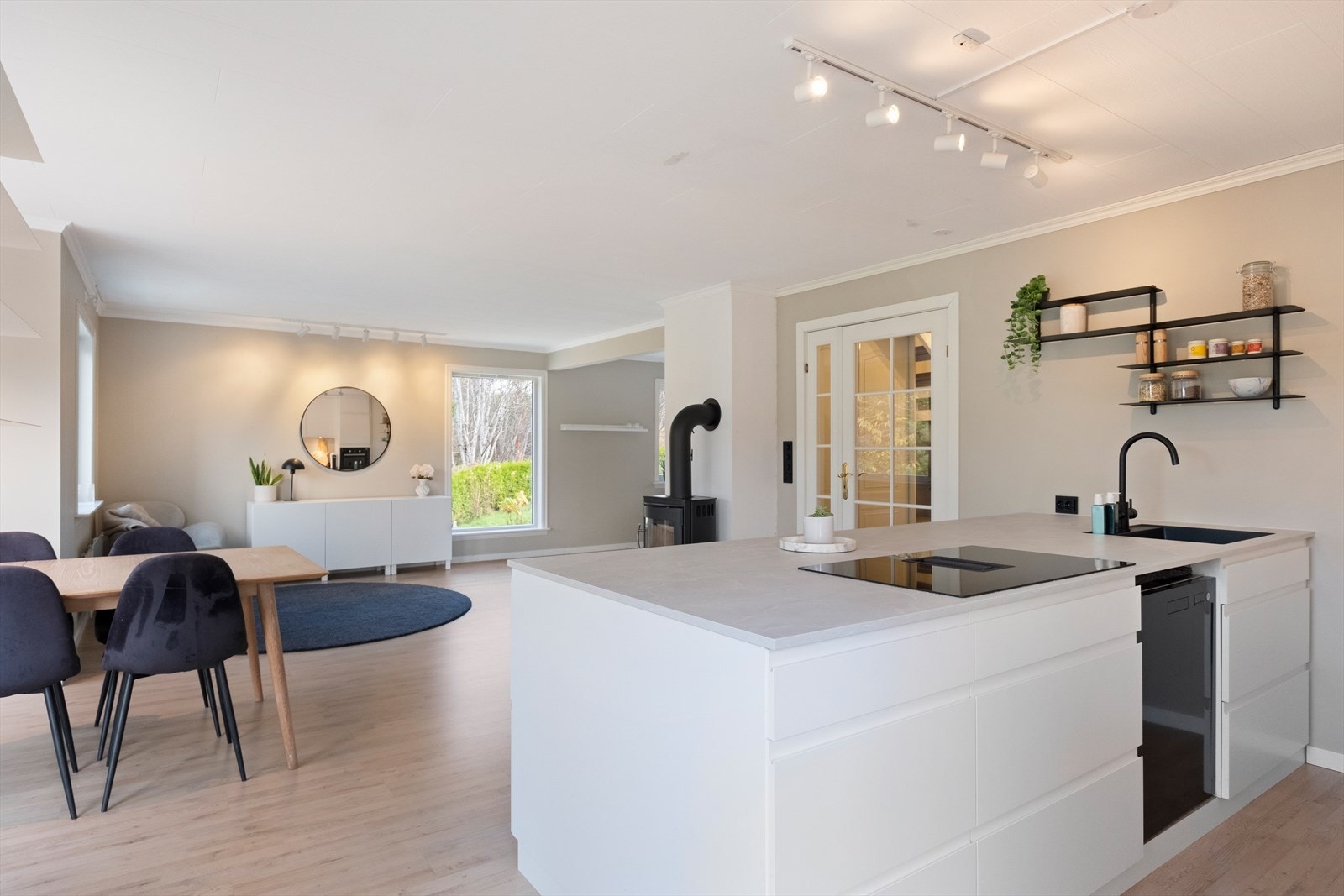 Overskap og underskap gir rikelig med oppbevaringsplass. Galleribilde