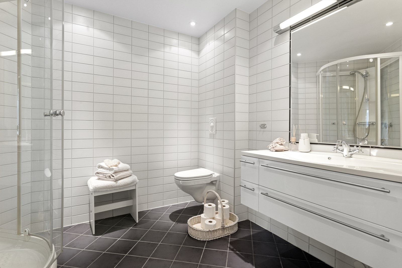 Gjestebadet har flislagte gulv og vegger med mekanisk avtrekk. Galleribilde